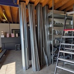 Partij metalen profielen en montagerails