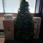 Kunstkerstboom met divers decoratiemateriaal