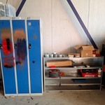 Kledinglocker en bedrijfswageninrichting met inhoud