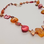 Collier zoetwater parels, gepolijst parelmoer en amber