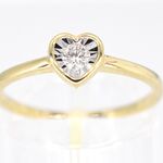 Gouden ring met een briljant geslepen diamant in hartvorm