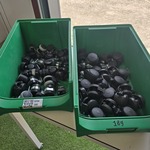 Wielen in magazijnbakken