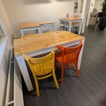 6x Houten kantinetafel en 11x stoel