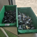 Wielen in magazijnbakken