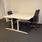 2x Bureau met 3x bureaustoel en 3x stoel