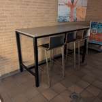 Hoge vergadertafel met 3x kruk