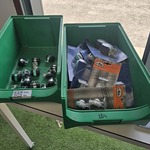 Wielen in magazijnbakken