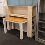 Houten tafel met ombouwkast