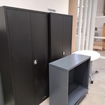 Metalen kasten en een bureau