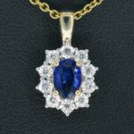 Gouden entourage hanger met diamanten en saffier, excl. ketting