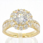 Gouden entourage ring met een 2.00 carat briljant geslepen middensteen