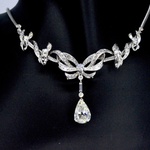 Belangrijk collier met een grote peer vorm diamant van 3.50 carat en n