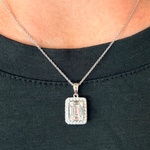 Witgouden hanger met diamanten en emerald shape in het midden, excl. k
