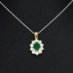 Gouden hanger met een groene ovale smaragd en natuurlijke diamanten, e