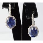 Witgouden entourage oorbellen met diamanten en saffier
