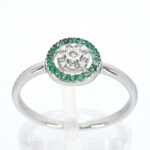 Witgouden ring met diamanten en smaragden