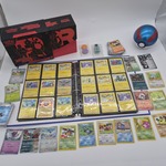 Pokémon kaartencollectie met Elite Trainer Box en verzamelmap