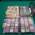 Pokémon kaartencollectie met twee verzamelmappen en deckboxen