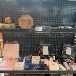 2x  Inhoud stellingvak w.o. woonaccessoires, verlichting