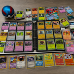 Pokémon kaartenverzameling met vintage kaarten, map en Poké Ball-opber