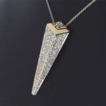 Handgemaakte bi-colour designer hanger met diamant, excl. ketting