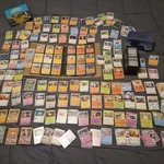 Grote Pokémon collectie met vintage kaarten, verzamelmap en opbergdoze