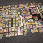 Pokémon collectie met vintage kaarten, mappen en volle opbergdoos