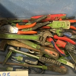 Partij handgereedschap in krat