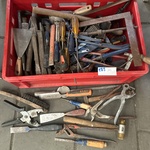 Partij handgereedschap in krat