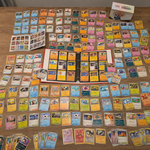 Pokémon verzameling met kaarten, insteekmap, opbergdoos en accessoires