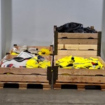 Partij lederen jassen (zonder mouwen) en kledingstukken