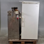 Koelkast en metalen kast met lier, Liebherr