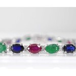 Witgouden tennisarmband met diamanten, saffier, robijn en smaragd