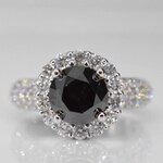 Witgouden entourage ring met grote diamanten en een zwarte diamant