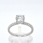 Solitair ring met een natuurlijke diamant en kleine briljant geslepen