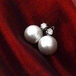 Gouden oorbellen met natuurlijke diamanten en blister parels