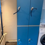 Ca. 52x Kleding kluisjes met sleutel Woelwater, 2 per kolom, blauw, bo