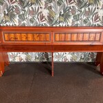 Originele kerkbank, bruin, groen, rood