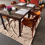 2x Tafels met 4 leunstoelen, bruin