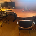 Bureauopstelling + bureau-, en conf.  stoelen, hout en zwart, 2020