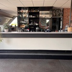 Hoekbar met toogkast zonder inhoud, donkerbruin