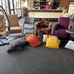 Diverse stoelen en kussens