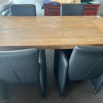 Eiken tafel met 4 lederen stoelen, zwart en eiken
