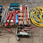 Partij loodgietersgereedschap met pijpbuigtangen, draadeinden, boren e