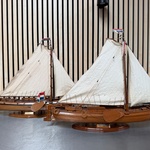 2x Gedetailleerd houten scheepsmodel Tjalk