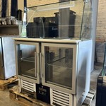 Gekoelde verkoopvitrine, toonbank met gebogen glazen opbouw en 2 glaze