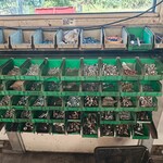 Rek met 50 bakjes, bouten en moeren
