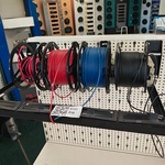 Rek met auto electrakabel