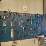 Wandbord met diverse auto gereedschap