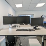 2x Beeldscherm op arm met 1x beeldscherm HP